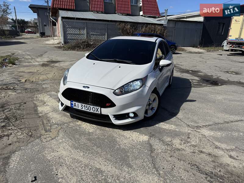 Хетчбек Ford Fiesta 2015 в 
