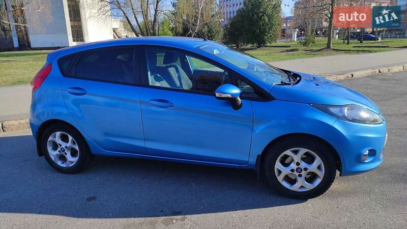 Хэтчбек Ford Fiesta 2011 в 