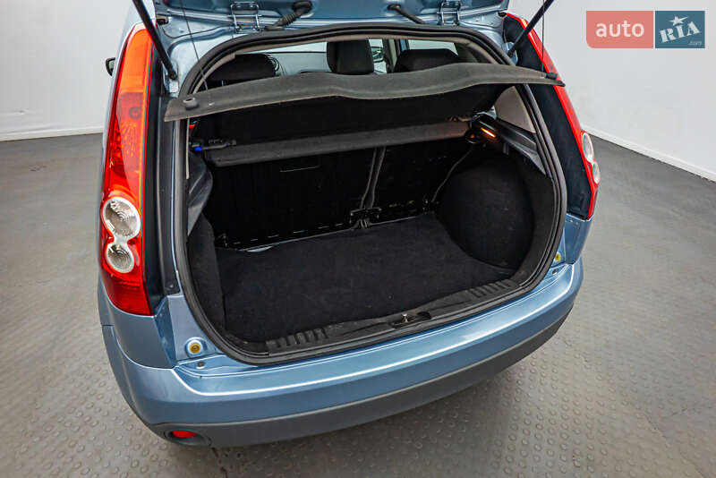 Хэтчбек Ford Fiesta 2006 в 