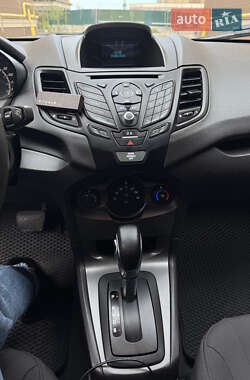 Хэтчбек Ford Fiesta 2016 в 
