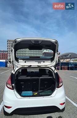 Хэтчбек Ford Fiesta 2015 в 