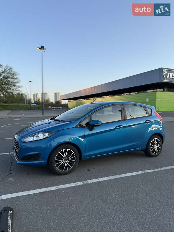 Хэтчбек Ford Fiesta 2015 в 