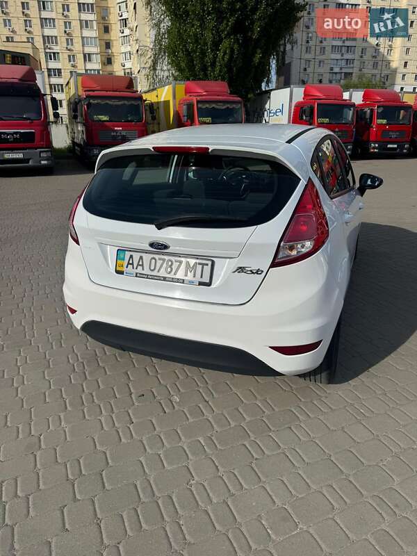 Хэтчбек Ford Fiesta 2015 в Киеве