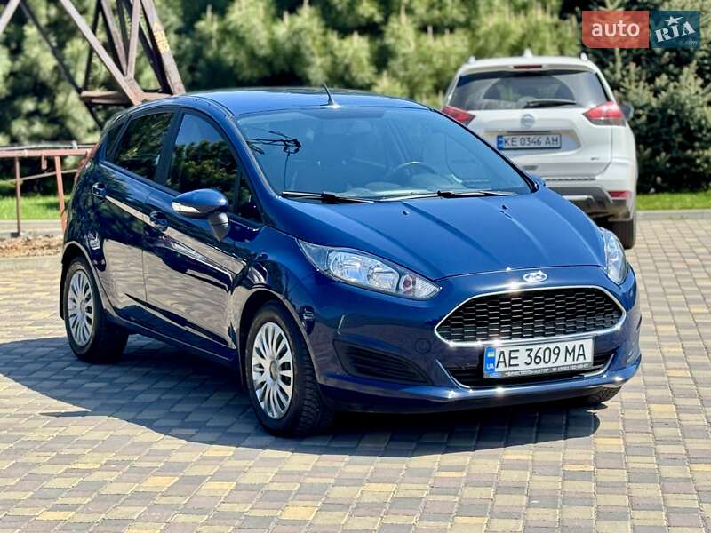 Хэтчбек Ford Fiesta 2016 в 