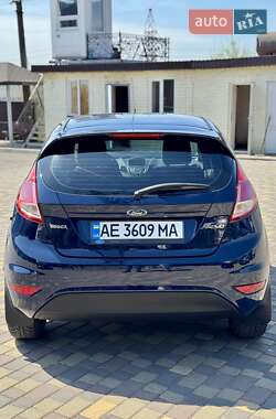 Хэтчбек Ford Fiesta 2016 в 