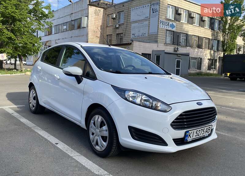 Хетчбек Ford Fiesta 2015 в 
