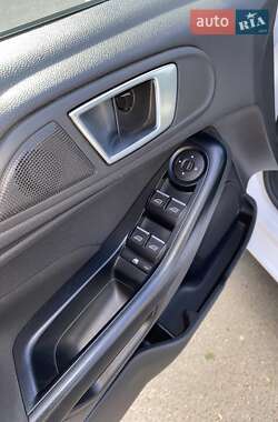Хетчбек Ford Fiesta 2015 в 