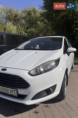 Хэтчбек Ford Fiesta 2016 в 