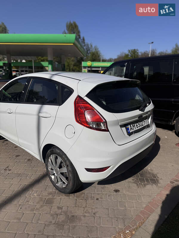 Хэтчбек Ford Fiesta 2016 в Киеве