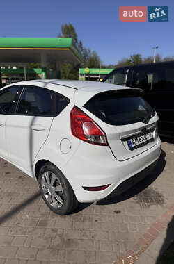 Хэтчбек Ford Fiesta 2016 в 