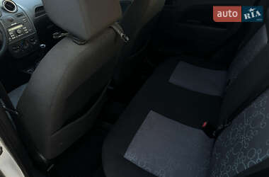 Хэтчбек Ford Fiesta 2006 в 