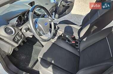 Хэтчбек Ford Fiesta 2016 в 