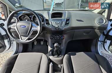 Хэтчбек Ford Fiesta 2016 в 