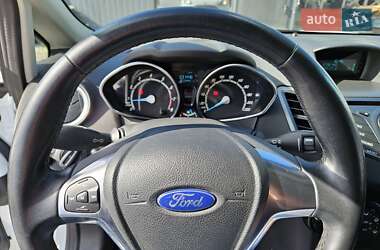 Хэтчбек Ford Fiesta 2016 в 