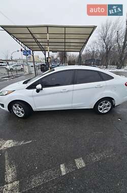 Седан Ford Fiesta 2015 в 