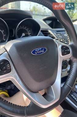 Хетчбек Ford Fiesta 2016 в 