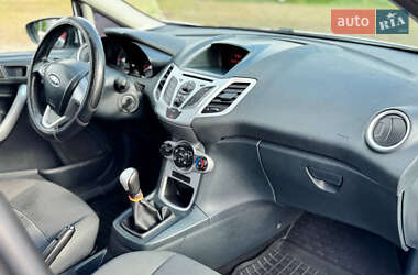 Хэтчбек Ford Fiesta 2012 в 