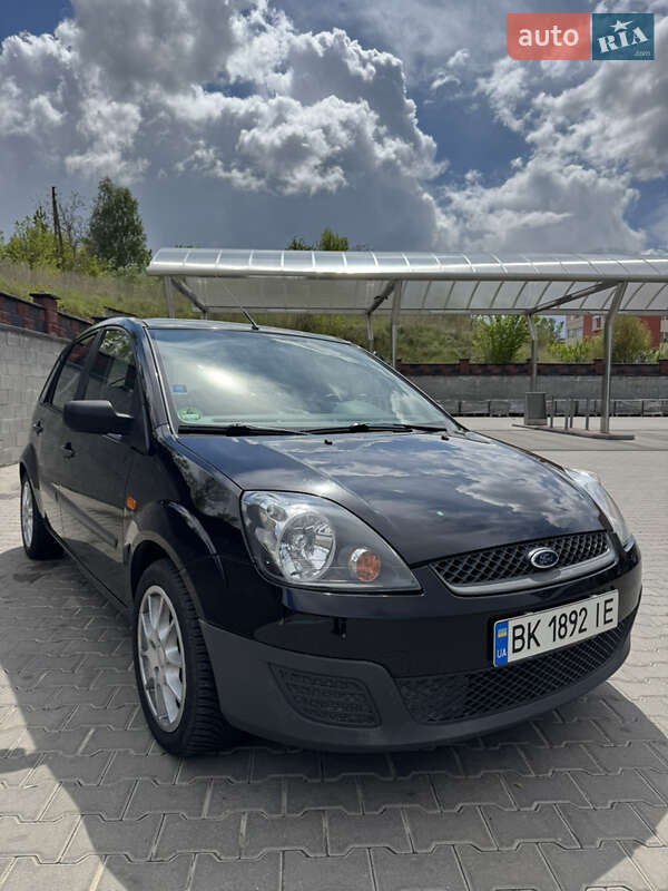 Хетчбек Ford Fiesta 2005 в 