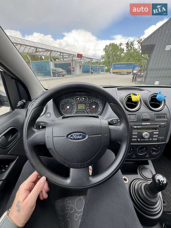 Хэтчбек Ford Fiesta 2005 в Ровно