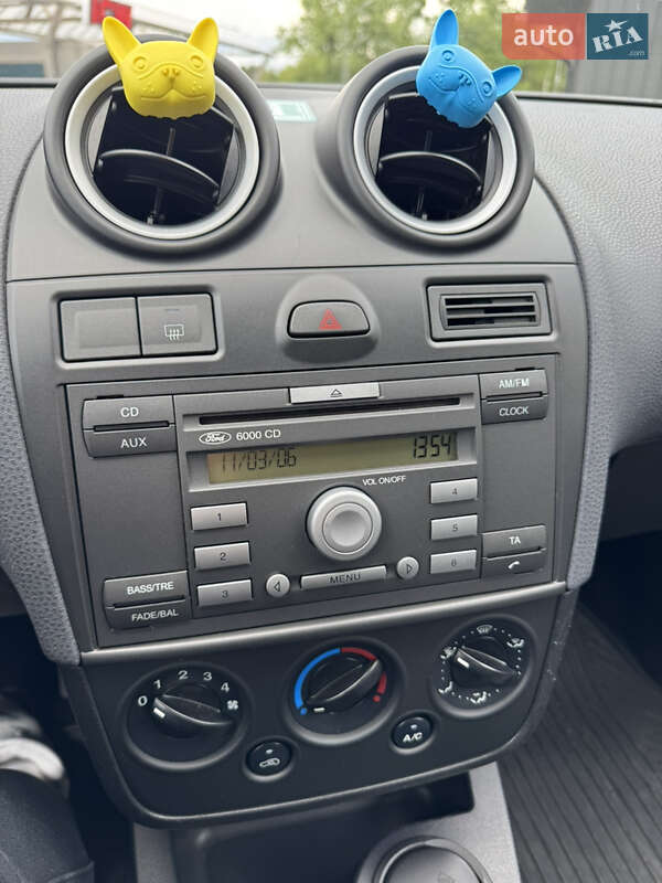 Хэтчбек Ford Fiesta 2005 в Ровно