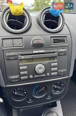 Хетчбек Ford Fiesta 2005 в 