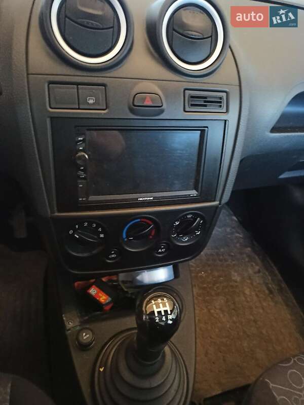 Хэтчбек Ford Fiesta 2006 в Яремче