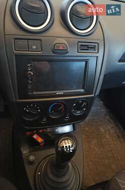 Хэтчбек Ford Fiesta 2006 в 
