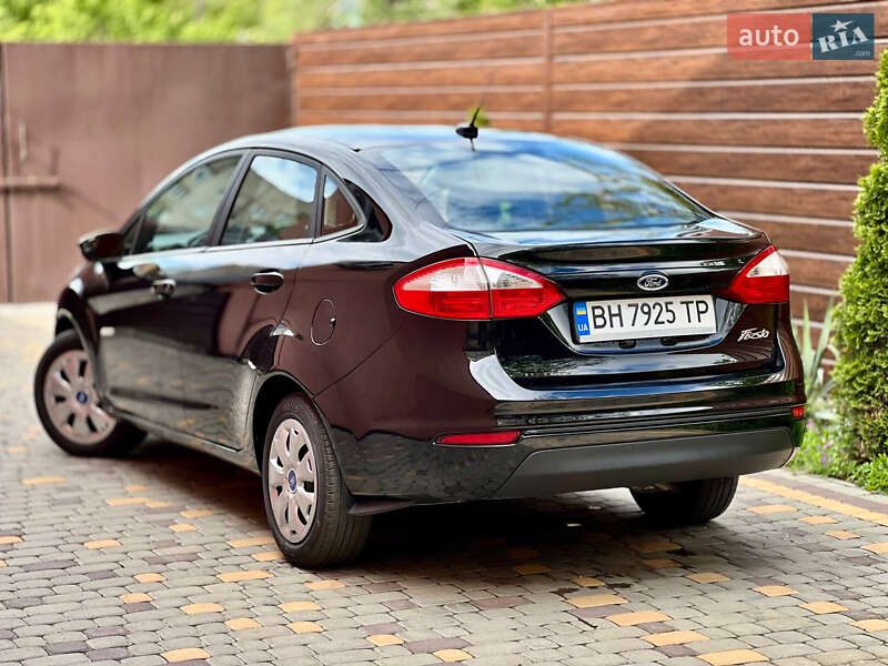 Седан Ford Fiesta 2016 в Гнівані