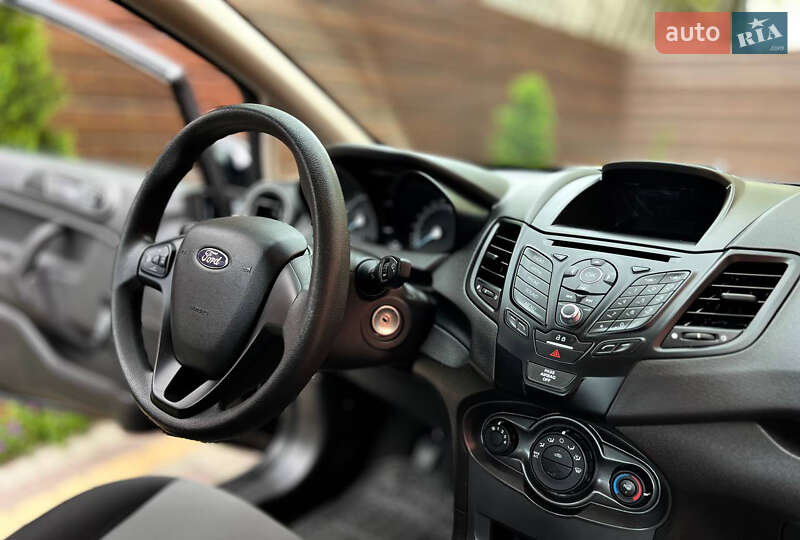 Седан Ford Fiesta 2016 в Гнівані