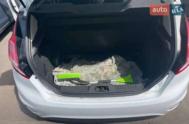 Хэтчбек Ford Fiesta 2015 в 