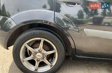 Хэтчбек Ford Fiesta 2006 в 