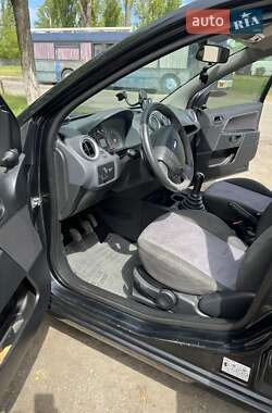 Хэтчбек Ford Fiesta 2006 в 