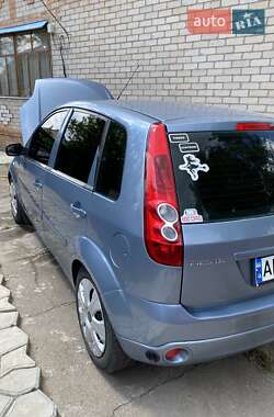 Хэтчбек Ford Fiesta 2006 в 