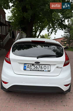 Хетчбек Ford Fiesta 2012 в 