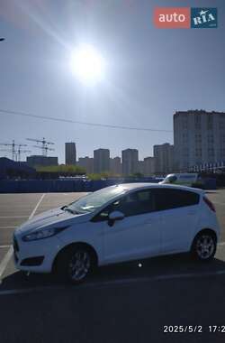 Хэтчбек Ford Fiesta 2015 в 