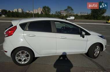 Хэтчбек Ford Fiesta 2015 в 