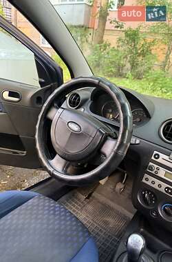 Хэтчбек Ford Fiesta 2004 в 