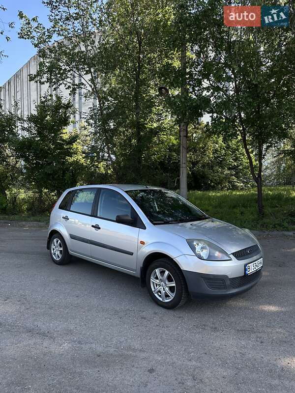Хэтчбек Ford Fiesta 2005 в 