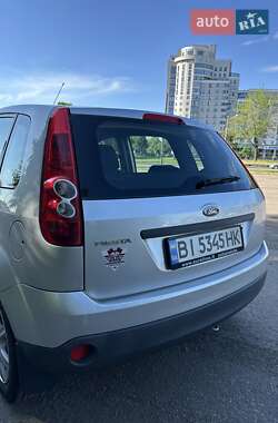 Хэтчбек Ford Fiesta 2005 в 