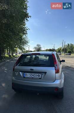 Хэтчбек Ford Fiesta 2005 в 