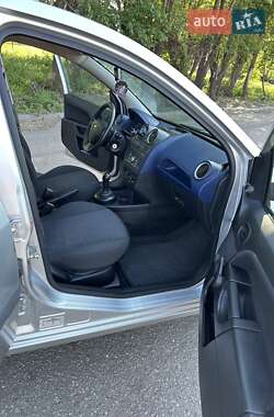 Хэтчбек Ford Fiesta 2005 в 