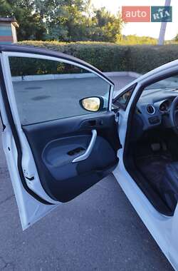 Хэтчбек Ford Fiesta 2011 в 