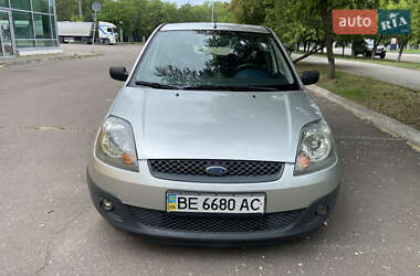 Хэтчбек Ford Fiesta 2005 в 