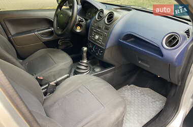 Хэтчбек Ford Fiesta 2005 в 