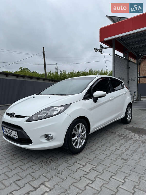 Хэтчбек Ford Fiesta 2012 в 
