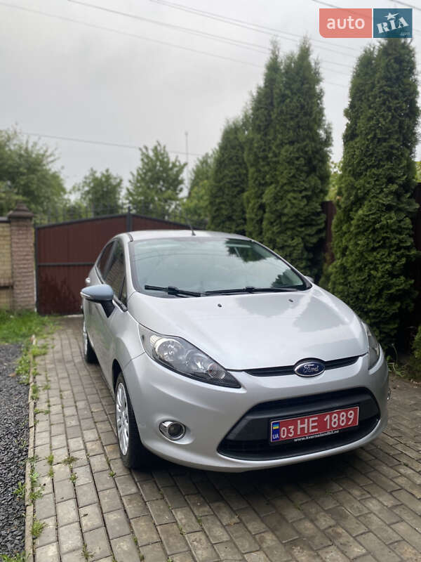 Хэтчбек Ford Fiesta 2012 в 