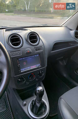 Хэтчбек Ford Fiesta 2007 в 