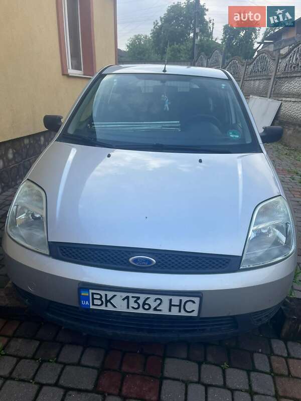 Хэтчбек Ford Fiesta 2005 в 