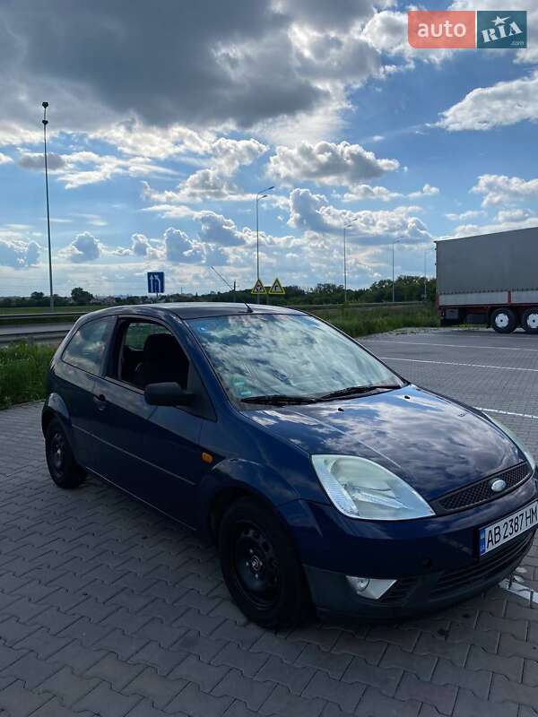 Хэтчбек Ford Fiesta 2004 в 