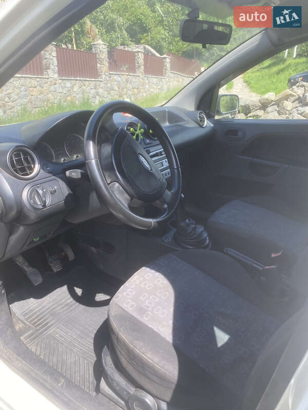 Хэтчбек Ford Fiesta 2004 в Виннице